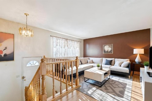 4104 13 Avenue Ne, Calgary, AB - Indoor Photo Showing Living Room