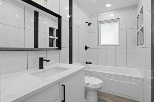 2004 18 Street Nw, Calgary, AB - Indoor Photo Showing Bathroom