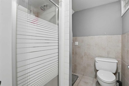 2004 18 Street Nw, Calgary, AB - Indoor Photo Showing Bathroom