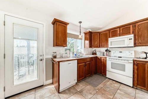 6216 Douglas Place, Olds, AB - Indoor Photo Showing Kitchen