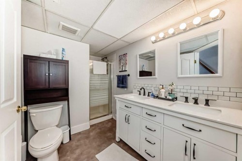 6216 Douglas Place, Olds, AB - Indoor Photo Showing Bathroom