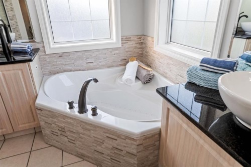 187 Gleneagles View, Cochrane, AB - Indoor Photo Showing Bathroom