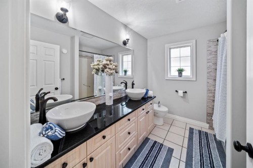 187 Gleneagles View, Cochrane, AB - Indoor Photo Showing Bathroom