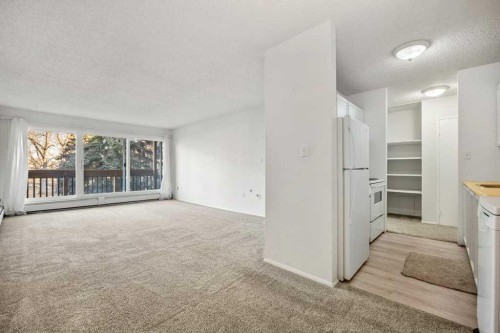 307-816 89 Avenue Sw, Calgary, AB - Indoor Photo Showing Living Room