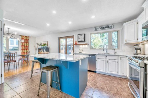 233 Thornbriar Green, Strathmore, AB - Indoor Photo Showing Kitchen With Upgraded Kitchen