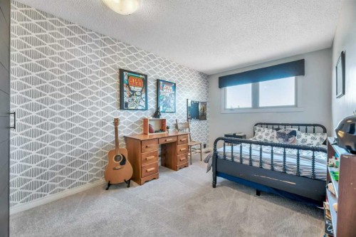 233 Thornbriar Green, Strathmore, AB - Indoor Photo Showing Bedroom