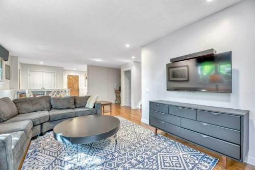 233 Thornbriar Green, Strathmore, AB - Indoor Photo Showing Living Room