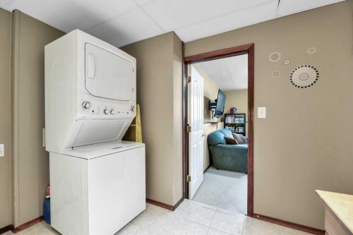 102 Parklane Drive, Strathmore, AB - Indoor Photo Showing Laundry Room