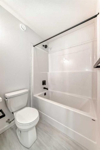63 Creekside Path Sw, Calgary, AB - Indoor Photo Showing Bathroom