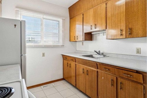 111 27 Avenue Nw, Calgary, AB - Indoor Photo Showing Kitchen
