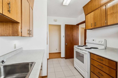 111 27 Avenue Nw, Calgary, AB - Indoor Photo Showing Kitchen