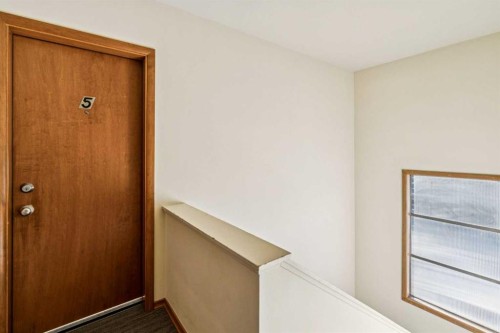 111 27 Avenue Nw, Calgary, AB - Indoor Photo Showing Other Room