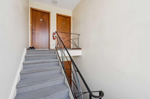 111 27 Avenue Nw, Calgary, AB - Indoor Photo Showing Other Room
