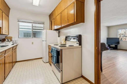 111 27 Avenue Nw, Calgary, AB - Indoor Photo Showing Kitchen With Double Sink