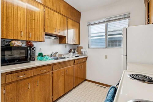 111 27 Avenue Nw, Calgary, AB - Indoor Photo Showing Kitchen