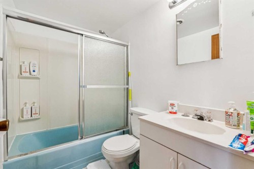 111 27 Avenue Nw, Calgary, AB - Indoor Photo Showing Bathroom