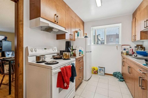 111 27 Avenue Nw, Calgary, AB - Indoor Photo Showing Kitchen