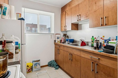 111 27 Avenue Nw, Calgary, AB - Indoor Photo Showing Kitchen