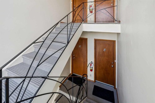 111 27 Avenue Nw, Calgary, AB - Indoor Photo Showing Other Room