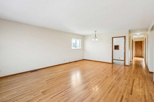 111 27 Avenue Nw, Calgary, AB - Indoor Photo Showing Other Room