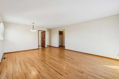 111 27 Avenue Nw, Calgary, AB - Indoor Photo Showing Other Room