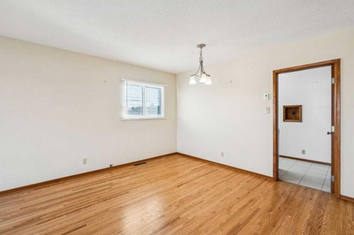111 27 Avenue Nw, Calgary, AB - Indoor Photo Showing Other Room