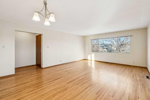 111 27 Avenue Nw, Calgary, AB - Indoor Photo Showing Living Room