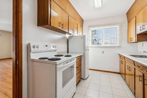 111 27 Avenue Nw, Calgary, AB - Indoor Photo Showing Kitchen