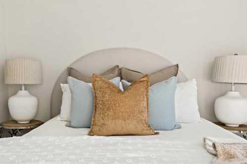 618 Sovereign Common Sw, Calgary, AB - Indoor Photo Showing Bedroom