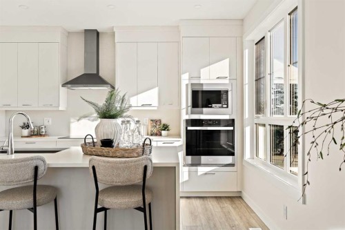 618 Sovereign Common Sw, Calgary, AB - Indoor Photo Showing Kitchen