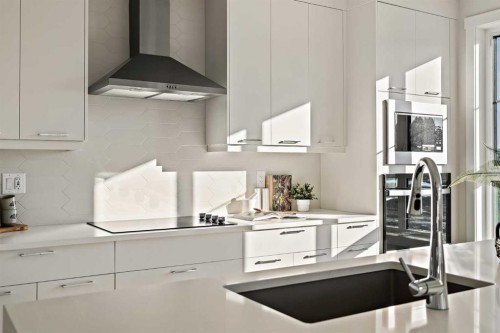 618 Sovereign Common Sw, Calgary, AB - Indoor Photo Showing Kitchen With Upgraded Kitchen