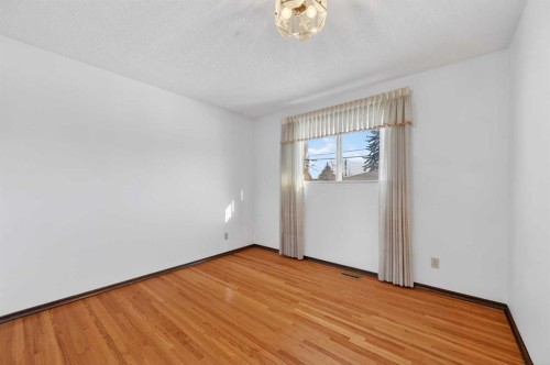 7228 Huntridge Hill Ne, Calgary, AB - Indoor Photo Showing Other Room