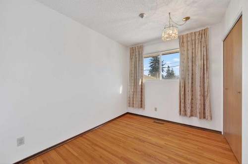 7228 Huntridge Hill Ne, Calgary, AB - Indoor Photo Showing Other Room