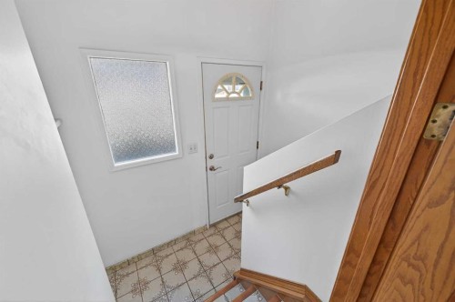 7228 Huntridge Hill Ne, Calgary, AB - Indoor Photo Showing Other Room