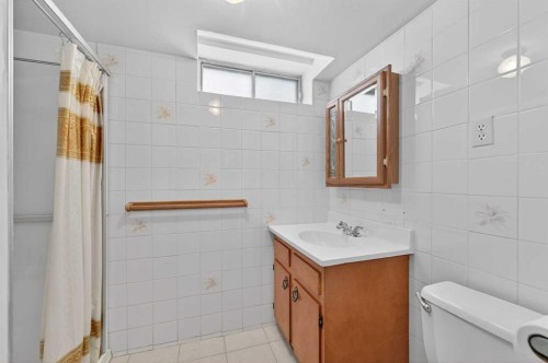 7228 Huntridge Hill Ne, Calgary, AB - Indoor Photo Showing Bathroom