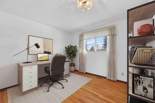 7228 Huntridge Hill Ne, Calgary, AB - Indoor Photo Showing Other Room