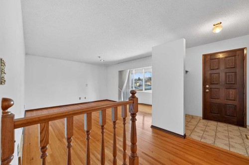 7228 Huntridge Hill Ne, Calgary, AB - Indoor Photo Showing Other Room