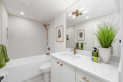 1152 Lake Sundance Crescent Se, Calgary, AB - Indoor Photo Showing Bathroom