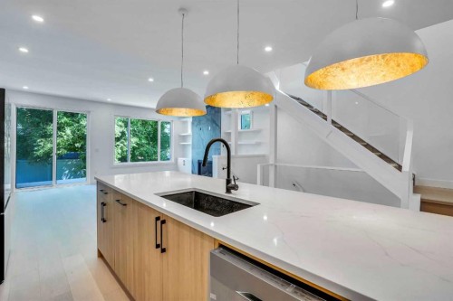 602 25 Avenue, Calgary, AB - Indoor Photo Showing Kitchen With Upgraded Kitchen