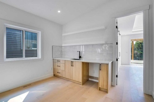 602 25 Avenue, Calgary, AB - Indoor Photo Showing Other Room