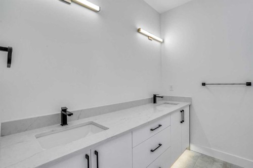 602 25 Avenue, Calgary, AB - Indoor Photo Showing Bathroom