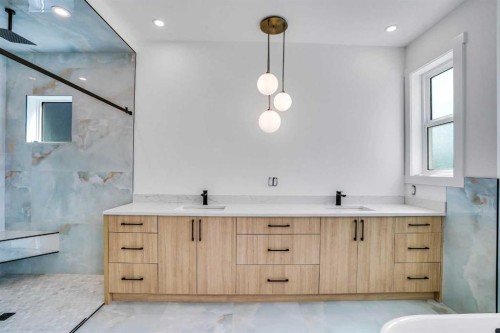 602 25 Avenue, Calgary, AB - Indoor Photo Showing Bathroom