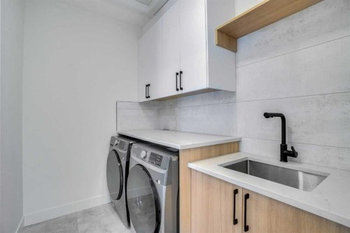 602 25 Avenue, Calgary, AB - Indoor Photo Showing Laundry Room