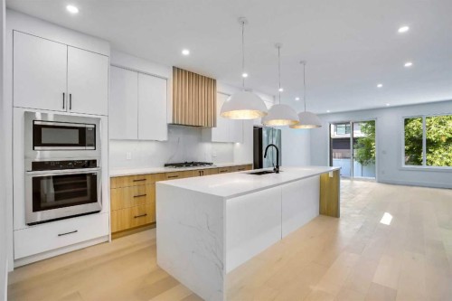 602 25 Avenue, Calgary, AB - Indoor Photo Showing Kitchen With Upgraded Kitchen