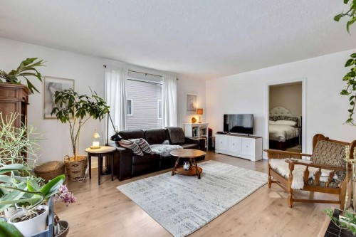 411 Mountain View Place, Longview, AB - Indoor Photo Showing Living Room