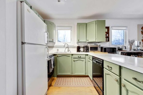 411 Mountain View Place, Longview, AB - Indoor Photo Showing Kitchen