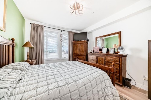 111-1005B Westmount Drive, Strathmore, AB - Indoor Photo Showing Bedroom