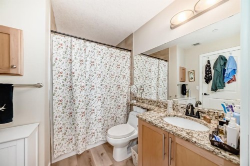 111-1005B Westmount Drive, Strathmore, AB - Indoor Photo Showing Bathroom