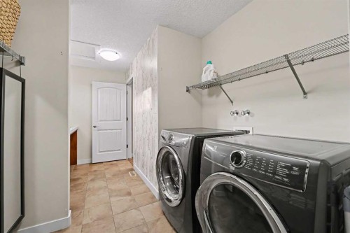 39 Elgin Estates Green Se, Calgary, AB - Indoor Photo Showing Laundry Room