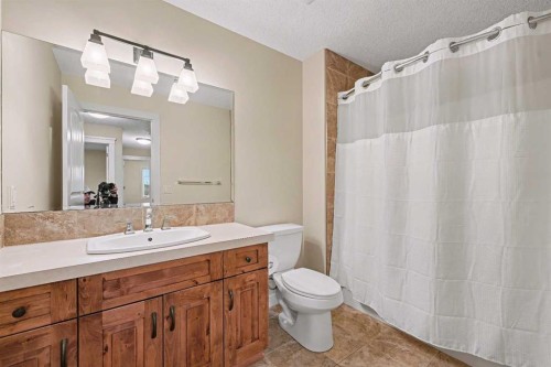 39 Elgin Estates Green Se, Calgary, AB - Indoor Photo Showing Bathroom